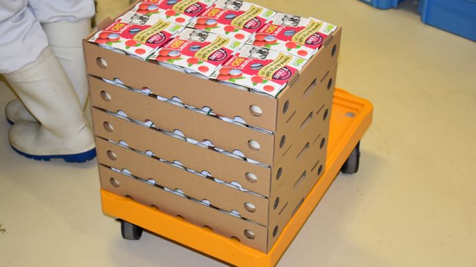 L’atelier de transformation de la Janaie produit des yaourts, des fromages blancs, du riz au lait, de la semoule et des crèmes dessert. 90 % de la production de lait bio est transformée sur place. Les produits sont ensuite distribués dans un rayon de 80 km autour de l’exploitation, aux GMS, aux magasins bio, aux magasins de producteurs, et dans l’épicerie le P’tit Gallo, sur la ferme. © R. Aries/GFA